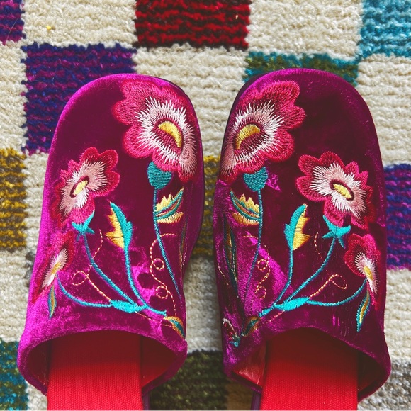 ❌SOLD❌ VTG Xoxo Velvet Embroidered Floral Colorful Clogs Mules Womens size 7 - Picture 3 of 13